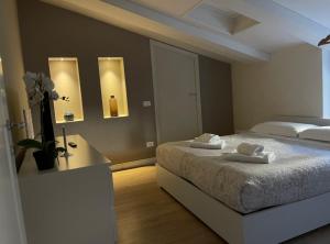 A bed or beds in a room at Luxury apartment in city center