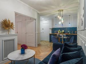 een woonkamer met een bank en een tafel bij The Blue Pearl in Parijs