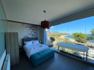 una camera con un letto e una grande finestra di ElGreco By the sea a Néa Karváli