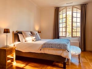 1 dormitorio con cama y ventana en Villa Agrippa, en Orange