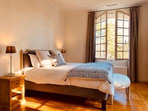 a bedroom with a bed and a window at Villa Agrippa in Orange