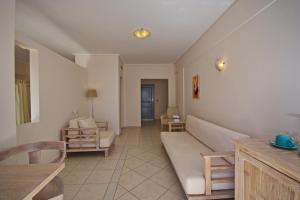 Гостиная зона в Alonissos Beach Bungalows And Suites Hotel