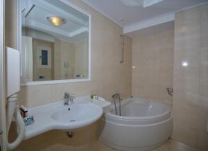 Kupatilo u objektu Alonissos Beach Bungalows And Suites Hotel