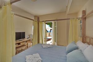 Кровать или кровати в номере Alonissos Beach Bungalows And Suites Hotel