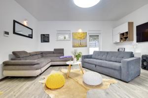 Sala de estar con 2 sofás y mesa en Villa Sunce, en Pula