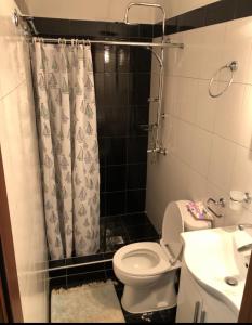 Ванная комната в Ξενώνας Παρατηρητήριο Υπερώον
