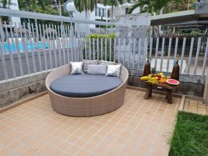 a wicker chair sitting on a patio next to a table at Apartasol Santa Fe Oficial in Santa Fe de Antioquia