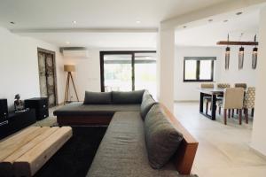 sala de estar con sofá y mesa en Beautiful Algarve Pool Villa Bali 15min to beach, en Mexilhoeira Grande