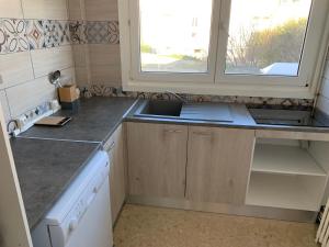 Dapur atau dapur kecil di Appartement 65m2 Calais Nord à proximité de la Plage