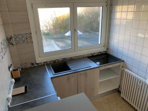 Kitchen o kitchenette sa Appartement 65m2 Calais Nord à proximité de la Plage