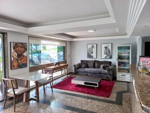 バルジニャにあるCastelar Novo Hotelのソファとテーブルのあるリビングルーム