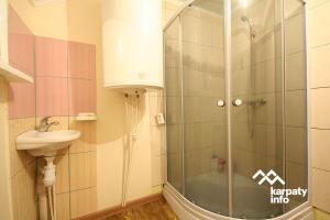 un baño con ducha y lavabo en Садиба "Барвінок", en Podobovets 33 fotos más