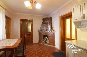 cocina con chimenea de ladrillo en una habitación en Садиба "Барвінок", en Podobovets