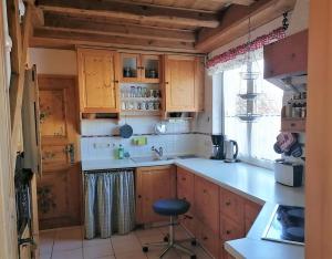 uma cozinha com armários de madeira e um lavatório em Ferienwohnung Ott Schongau em Schongau