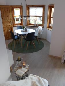 ein Wohnzimmer mit einem Tisch und Stühlen in der Unterkunft Appartement Buchstein 