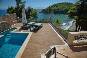 Бассейн в Alonissos Beach Bungalows And Suites Hotel или поблизости