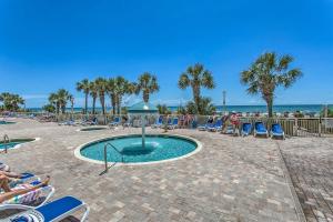- une piscine avec des chaises longues et l'océan dans l'établissement Steps to Beach Bay Watch Resort Studio, à Myrtle Beach