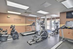 une salle de sport avec tapis de course et machines elliptiques dans l'établissement Steps to Beach Bay Watch Resort Studio, à Myrtle Beach