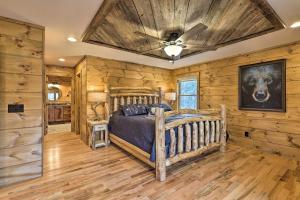1 dormitorio con 1 cama en una habitación con paredes de madera en Family Cabin with Hot Tub 12 Mi to Beech Mountain!, en Beech Mountain