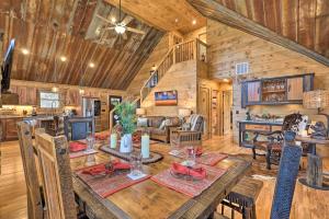 comedor y sala de estar en una cabaña de madera en Family Cabin with Hot Tub 12 Mi to Beech Mountain!, en Beech Mountain
