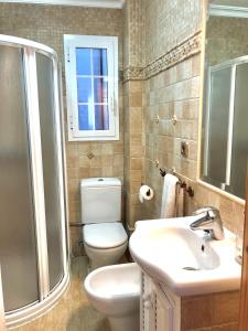 エル・ポルティルにあるPlaya y tranquilidad en El Portilのバスルーム(トイレ、洗面台、シャワー付)