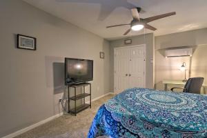 ein Schlafzimmer mit einem Bett und einem Flachbildfernseher in der Unterkunft half Mi to Beach Convenient Retreat in Galveston! in Galveston