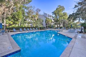Πισίνα στο ή κοντά στο Hilton Head Island Condo with Deck Less Than 1 Mi to Beaches