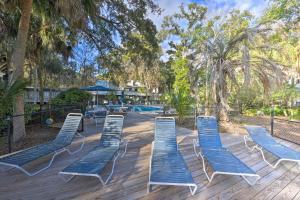 Κήπος έξω από το Hilton Head Island Condo with Deck Less Than 1 Mi to Beaches