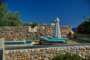 Бассейн в Alonissos Beach Bungalows And Suites Hotel или поблизости