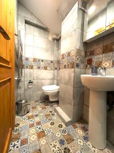 y baño con aseo y lavamanos. en Authentic Turkish Home Suite, en Estambul