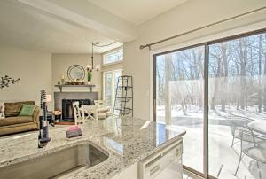 Gambar di galeri bagi Wintergreen Resort Escape about Walk to Ski Lift! di Roseland +21 gambar