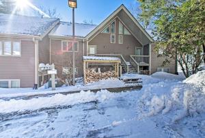 une maison avec de la neige devant elle dans l'établissement Wintergreen Resort Escape about Walk to Ski Lift!, à Roseland