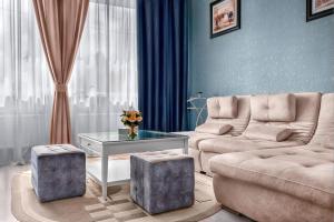 ein Wohnzimmer mit einem Sofa und einem Tisch in der Unterkunft Tesoro Hotel in Rostow am Don