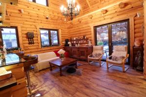 ガールドニにあるGreenwood Rönkházのリビングルーム(ソファ、椅子付)