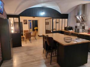 L'INATTENDU Vue imprenable,clim,parking avec borne de recharge, ménage inclus的厨房或小厨房