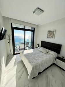 Łóżko lub łóżka w pokoju w obiekcie Sunset Drive Resort & Spa
