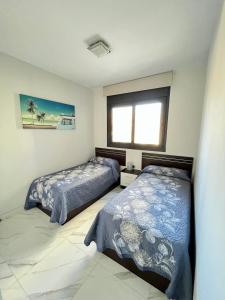 Łóżko lub łóżka w pokoju w obiekcie Sunset Drive Resort & Spa