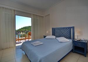 Кровать или кровати в номере Alonissos Beach Bungalows And Suites Hotel