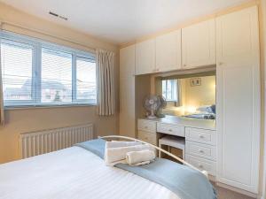 um quarto com uma cama, um lavatório e um espelho em Taverner - Self catering holiday home close to Poole Quay em Poole