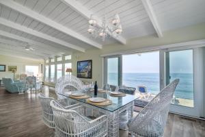 Galeriebild der Unterkunft Oceanfront Villa with Private Beach Access, Remodeled Kitchen in Carlsbad