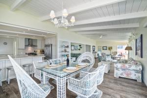 ein Esszimmer und ein Wohnzimmer mit einem Tisch und Stühlen in der Unterkunft Oceanfront Villa with Private Beach Access, Remodeled Kitchen in Carlsbad