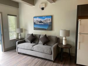 Tahoe Trail Resort的休息区
