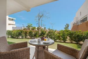 eine Terrasse mit einem Tisch und 2 Stühlen in der Unterkunft Luxury Apartment Leticia in La Cala de Mijas