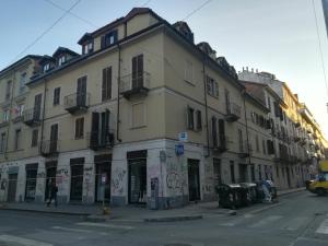 un gran edificio en la esquina de una calle en B&B Borgo Vanchiglia, en Turín