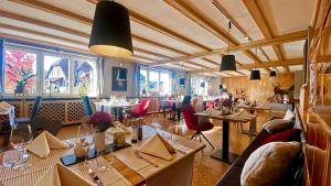 Landhotel Gasthaus zum Pflug 레스토랑 또는 맛집