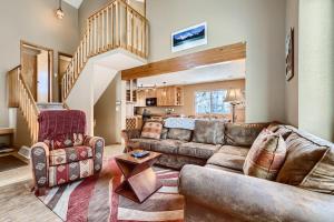 フリスコにあるMountainside 753 Homeのソファとテーブルのあるリビングルーム