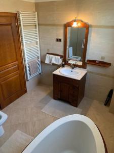 Ванна кімната в Iuga Residence