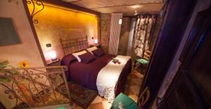 a bedroom with a bed and a desk at MuntaeCara Hotel Diffuso in Apricale