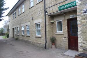 un edificio de ladrillo con un cartel en el costado en Shelford Lodge en Cambridge