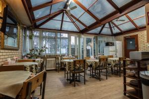 شيلفورد لودج في كامبريدج: غرفة طعام مع طاولات وكراسي ونوافذ